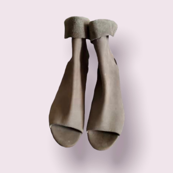 Women's Heels - Picture 2 of 2